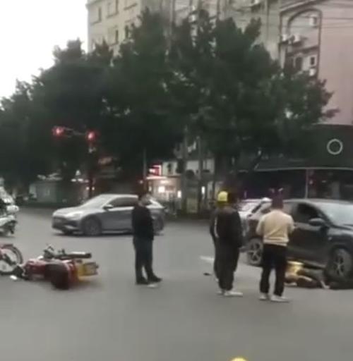 开车时用手机拍照发生车祸应如何处理？后果严重吗？