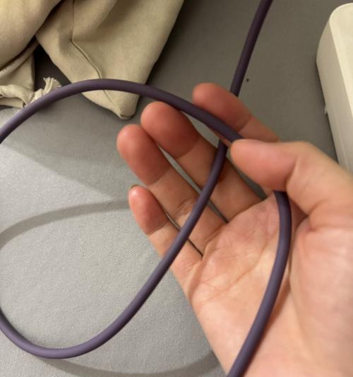 充电器小插头为何要留缝隙？缝隙设计的目的是什么？