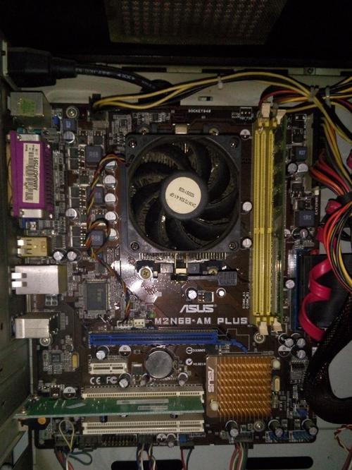 电脑机箱内的内存卡通常称为什么？它有什么作用？