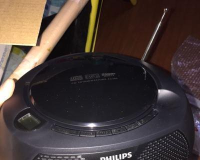 耳机蓝牙连接有线模式白色指示灯亮是什么原因？