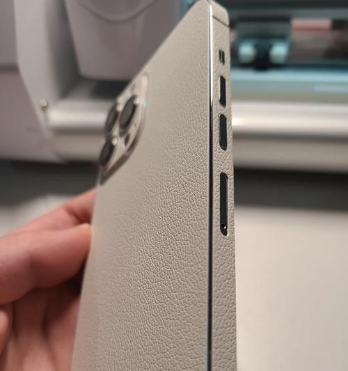 纯白手机背卡怎么抠摄像头？操作步骤是什么？