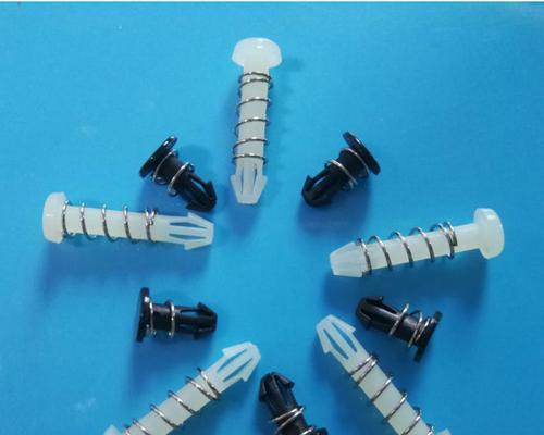 散热器上压铆钉的方法是什么？操作中应注意什么？