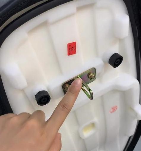 电瓶车坐垫拆卸方法是什么？