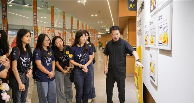 新加坡青年志愿团参访叫叫总部 共话教育科技创新与公益实践