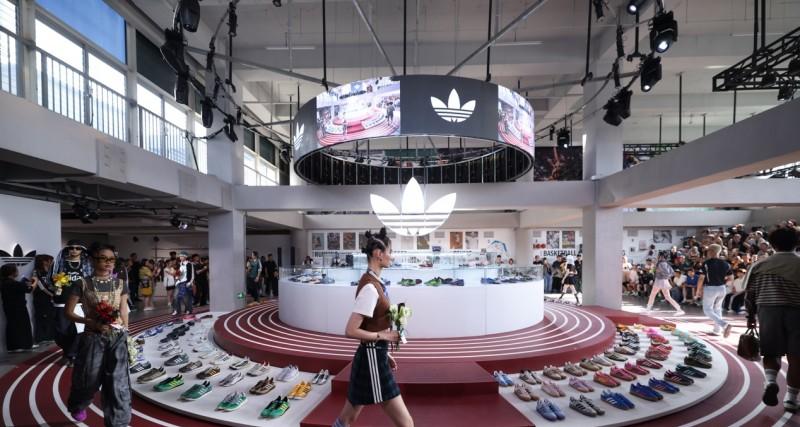 业绩表现优于行业，阿迪达斯大中华区 Q2 营收同比增长 11%