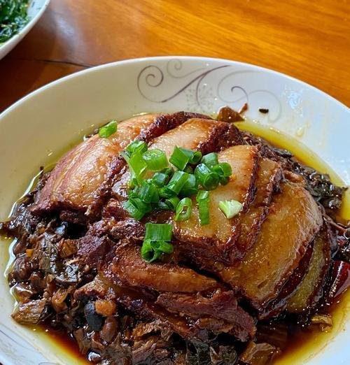 学习正宗梅菜扣肉的秘诀（教你制作香气扑鼻）