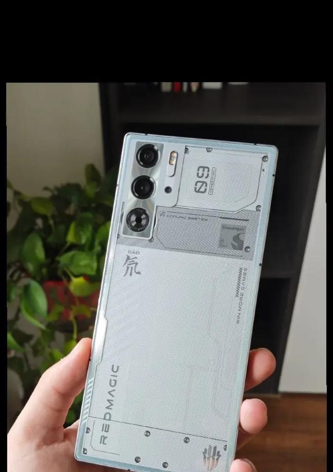 三个圆摄像头长方形设计的手机是什么品牌？它的特点是什么？